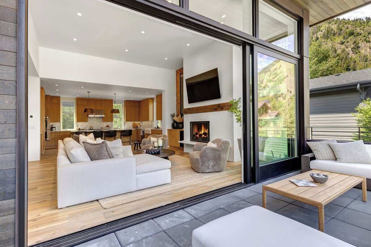 TV, fireplace, offices