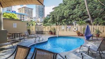 Piscina externa, funciona das 9h às 21h, espreguiçadeiras