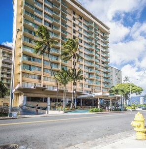 A multi-story hotel with a modern design, featuring balconies and a covered entrance. - Cozy Studios at Aloha Surf Close to Waikiki Beach (Honolulu)