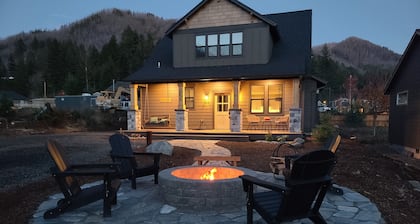 Stargazer Lakehouse - New beautiful home at Detroit Lake