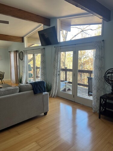 Charming 2-bedroom house in Bella Vista with private access to Tunnel Vision. 