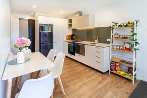 冰箱、微波炉、烤箱、炉灶