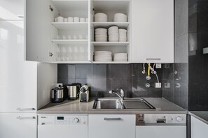 Geladeira, micro-ondas, fogão, cooktop