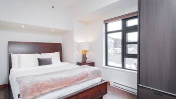 1 slaapkamer, een bureau, een strijkplank/strijkijzer, wifi