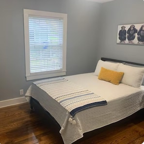 2 bedrooms, iron/ironing board, WiFi, bed sheets - House, Near Downtown with Fenced Back Yard!!!! (Knoxville)