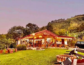 A two-story building with a red roof and a covered patio area. - Jardín Antioquía Farmhouse Charming 3-bedroom with WiFi access (Verdun)