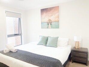 4 quartos, escrivaninha, ferros/tábuas de passar roupa