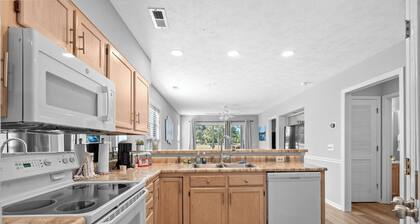 Year Round Pool - King - Pickleball - Ground floor