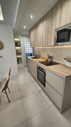 Kühlschrank, Mikrowelle, Ofen, Geschirrspüler