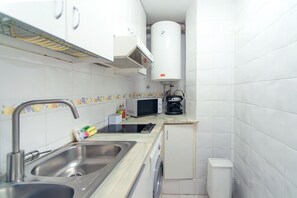 Refrigerador, microondas, cafetera y tetera y utensilios de cocina 
