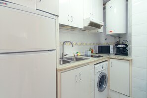 Refrigerador, microondas, cafetera y tetera y utensilios de cocina 