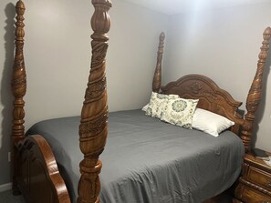 2 bedrooms, desk, iron/ironing board, WiFi