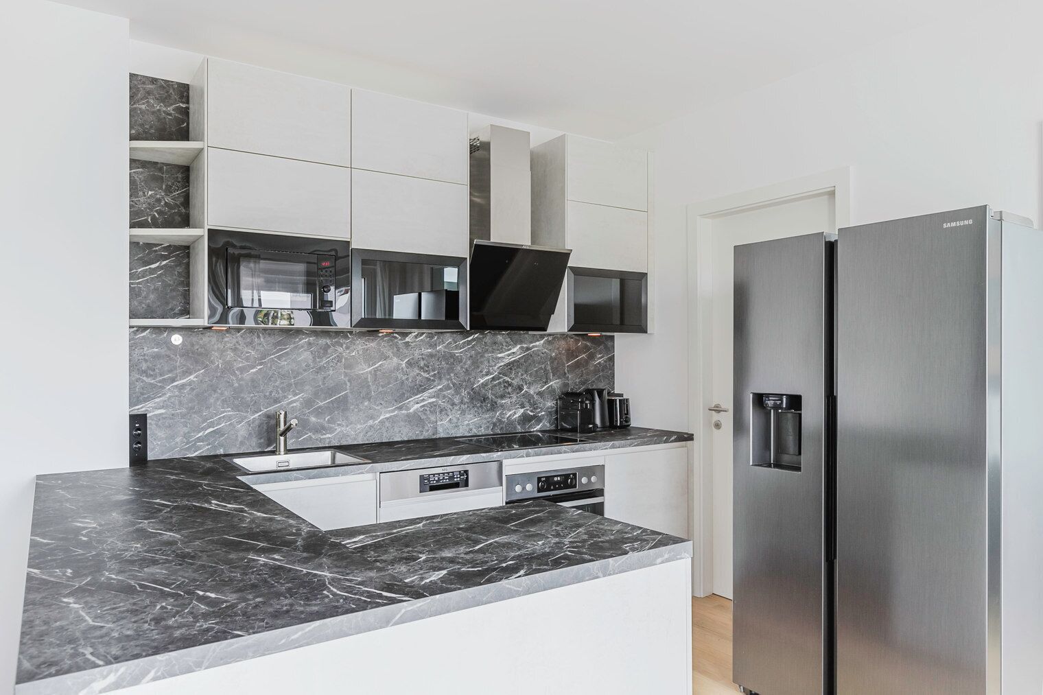 Kühlschrank, Mikrowelle, Ofen, Herdplatte