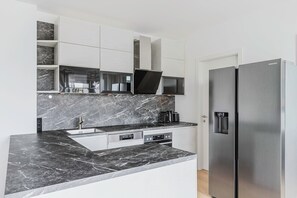 Kühlschrank, Mikrowelle, Ofen, Herdplatte