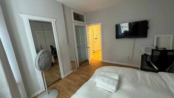 2 slaapkamers, een strijkplank/strijkijzer, gratis wifi, beddengoed