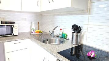 Réfrigérateur, micro-ondes, four, cafetière/bouilloire