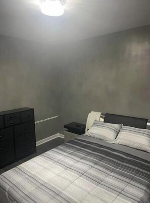 3 habitaciones, tabla de planchar con plancha, wifi y ropa de cama 