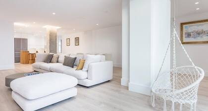 Bright, modern and glamourous 3 bedroom with parking