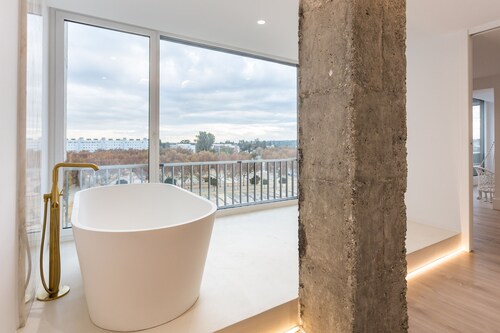 Luxury apartment for 6 with private parking