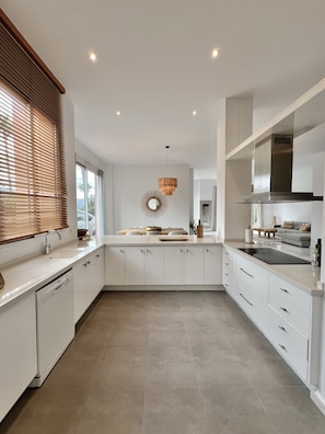 Geladeira, fogão, lava-louças, cafeteira/chaleira