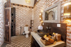 Articles de toilette gratuits, sèche-cheveux, peignoirs, chaussons