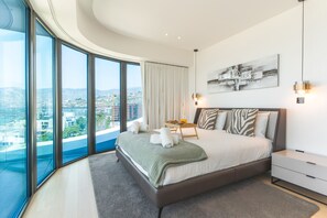 3 bedrooms, desk, iron/ironing board, travel cot