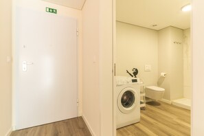 Chuveiro, secador de cabelo, toalhas de banho, papel higiênico
