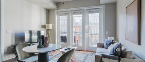 Télévision, chaîne hi-fi, espaces bureaux