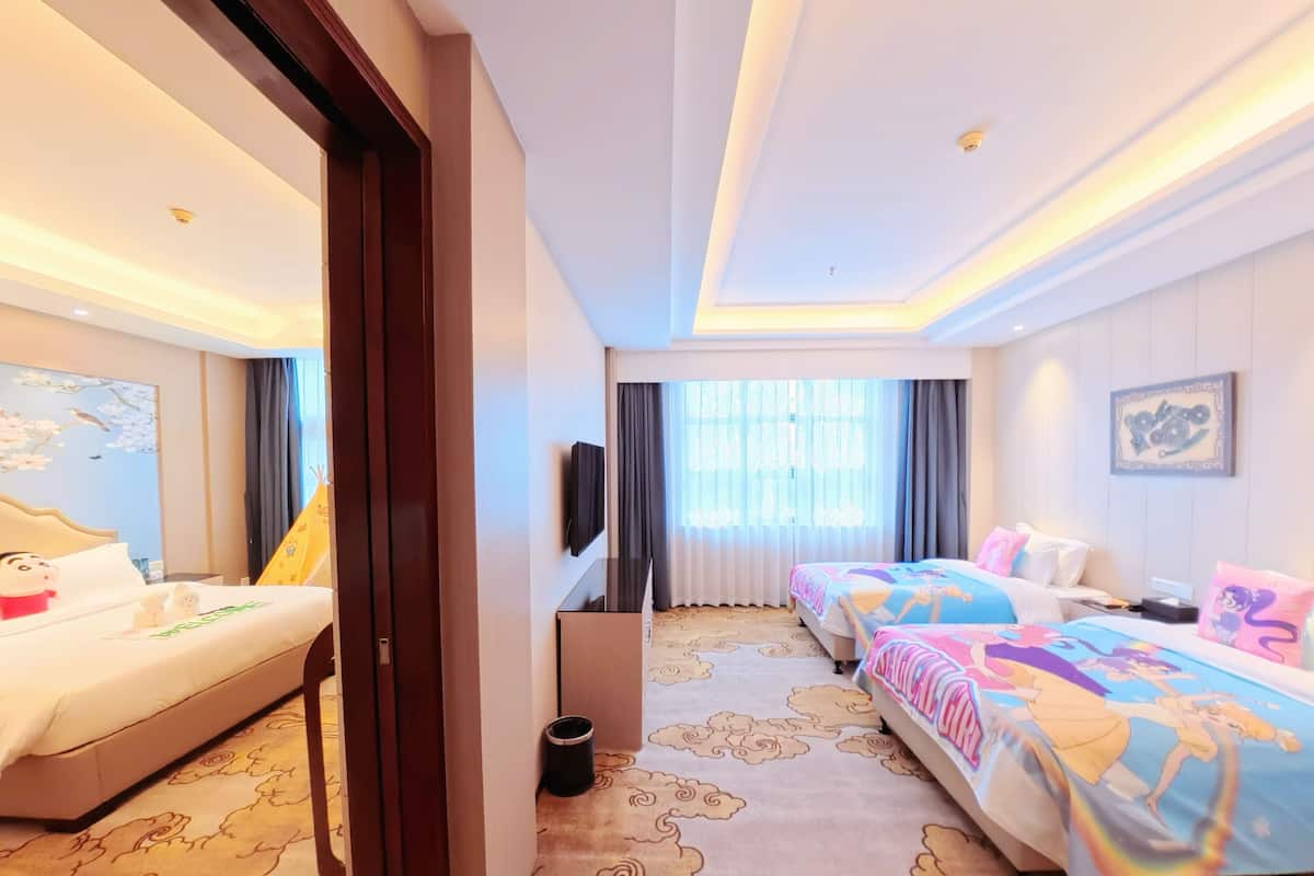 Familie vierpersoonskamer | Donsdekens, pillowtop-bedden, een kluis op de kamer, een bureau