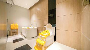 Executive Quadruple Room | Private spa tub