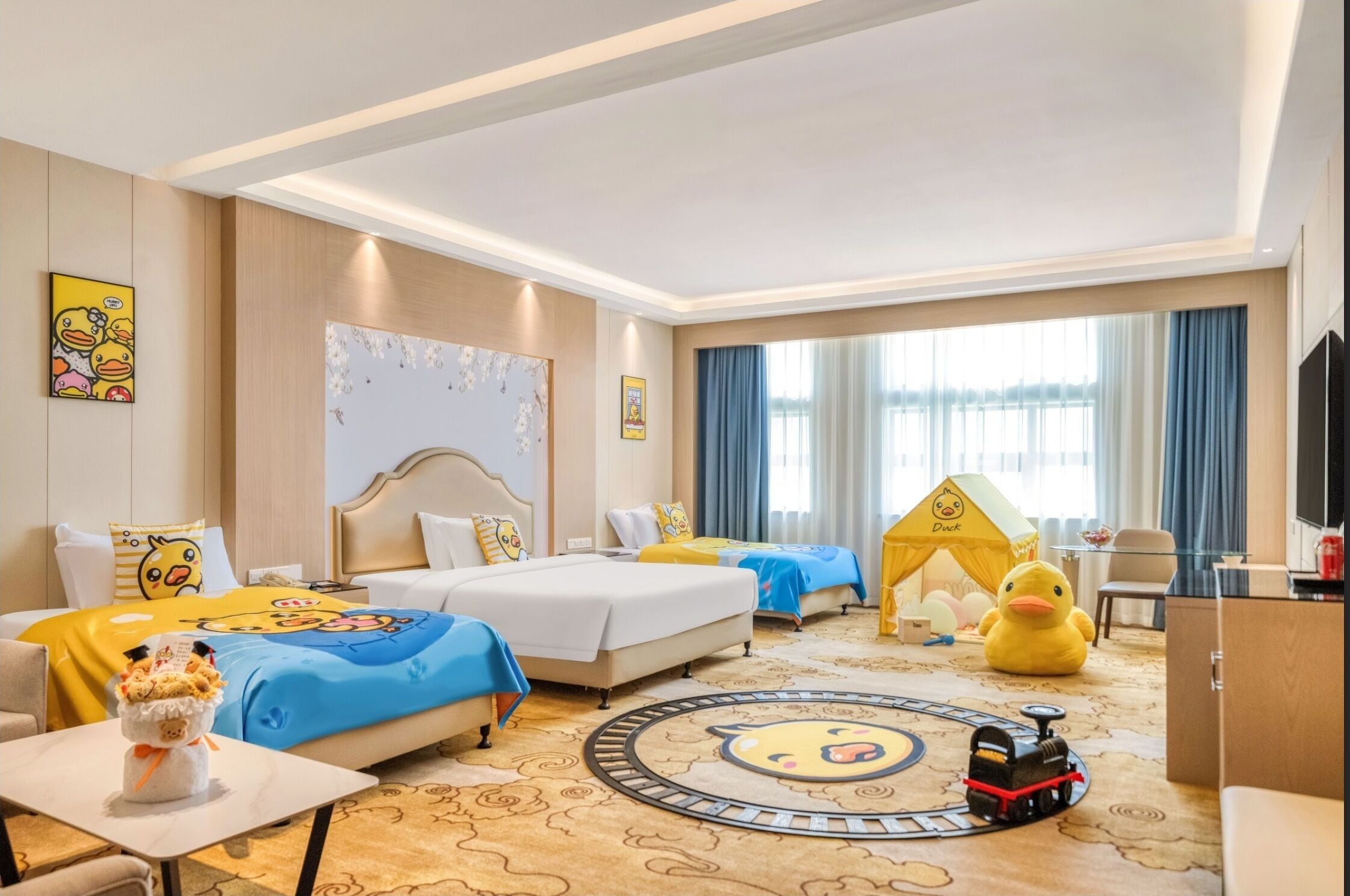 Executive driepersoonskamer | Donzen dekbedden, pillowtop-bedden, een kluis op de kamer, een bureau