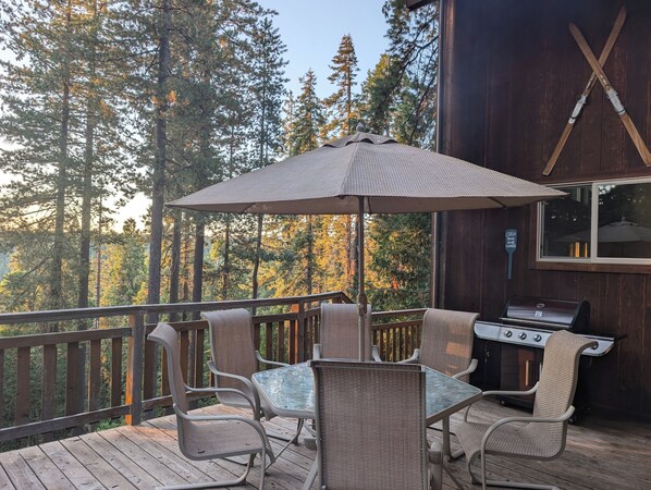 Outdoor dining - Charming 4-bedroom "Pine Hill Home" in Arnold near Big Trees Park & Bear Valley (Arnold)