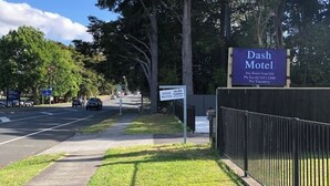 A motel sign with a day room rate and contact number. - Dash motel (Papakura)