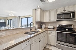 冷蔵庫、電子レンジ、オーブン、コンロ