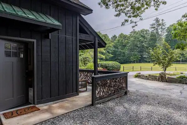 المنشأة من الخارج