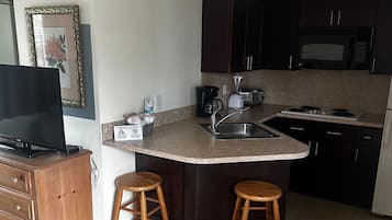 Cafetière/bouilloire, réfrigérateur, micro-ondes, plaque de cuisson