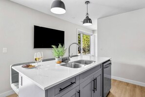 Een koelkast, een microgolfoven, een oven, een kookplaat