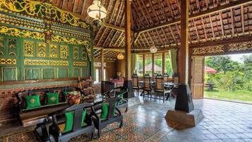 Villa, balcón | Área de sala de estar | Televisión de pantalla plana de 24 pulgadas con canales digitales