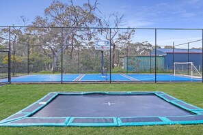 Sport court - Homestead Pool House, Spa, Basketball, Heated Pool (Wallington)