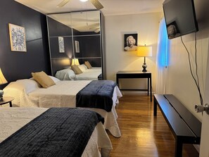 5 camere, una scrivania, ferro/asse da stiro, culla da viaggio