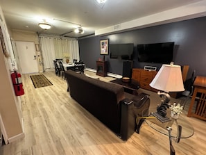 TV connectée, cheminée, écrans d'ordinateur
