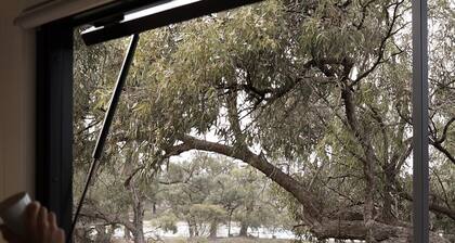 Secluded Murray River Retreat with outdoor bath