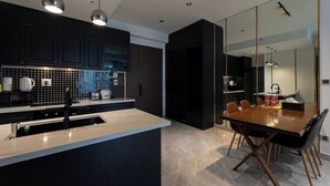 Apartemen Mewah | Dapur pribadi | Microwave, oven, kompor, dan peralatan masak/sendok-piring