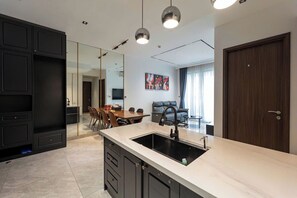 Appartement Luxe | Cuisine privée | Micro-ondes, four, plaque de cuisson