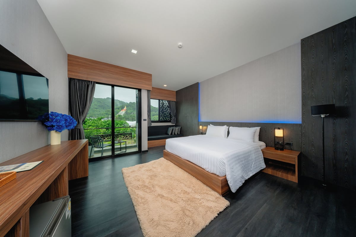 Deluxe Double Room, 1 King Bed | Premium bedding, free minibar, in-room safe, individually decorated