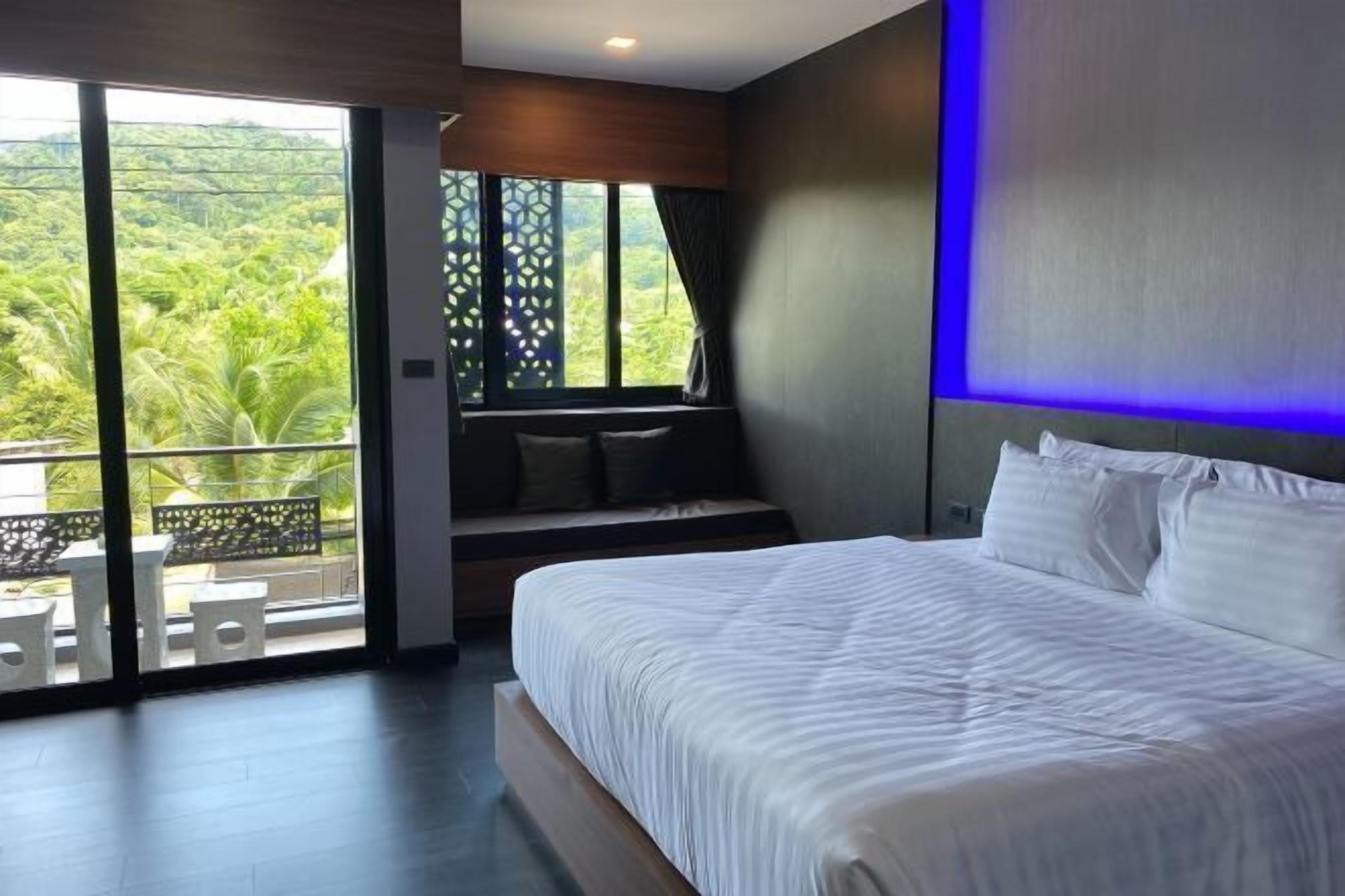 Prémium ágynemű, minibár ingyenes italokkal és széf a szobában