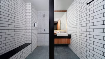 Chuveiro, produtos de toalete grátis, secador de cabelo, chinelos