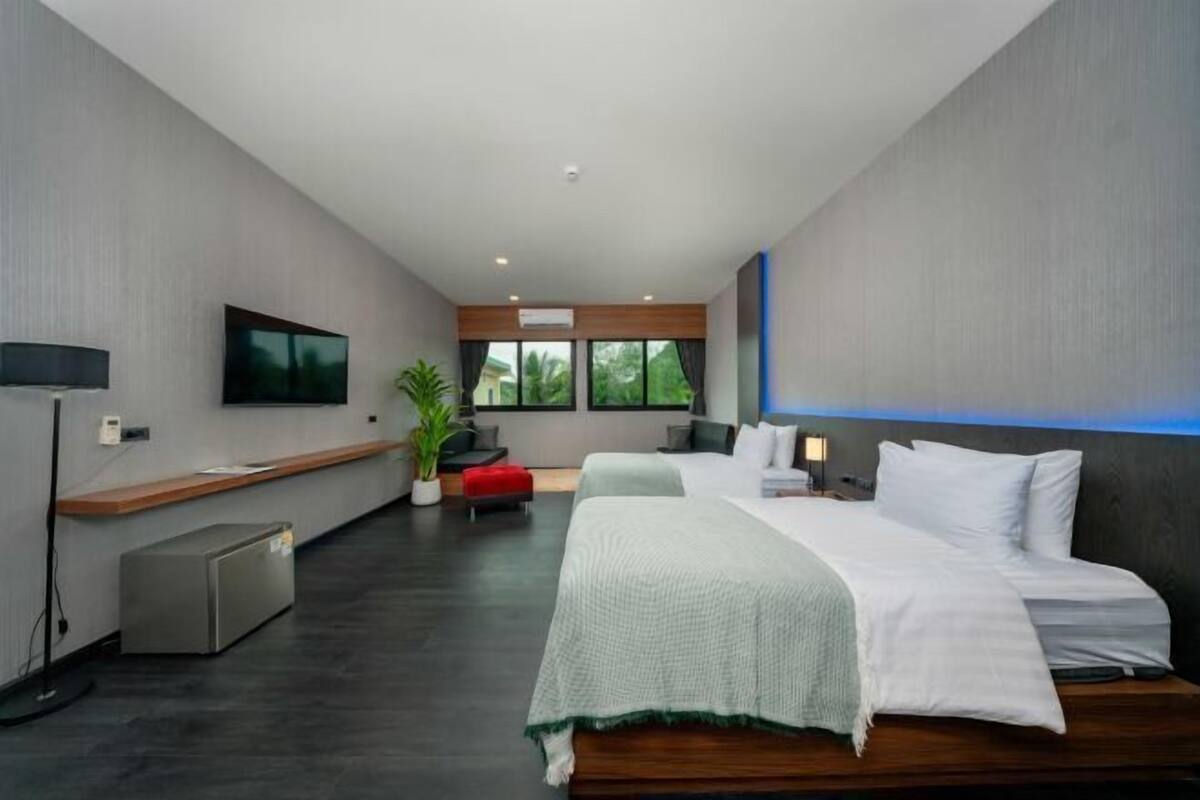 Premium bedding, minibar (free items), in-room safe, desk