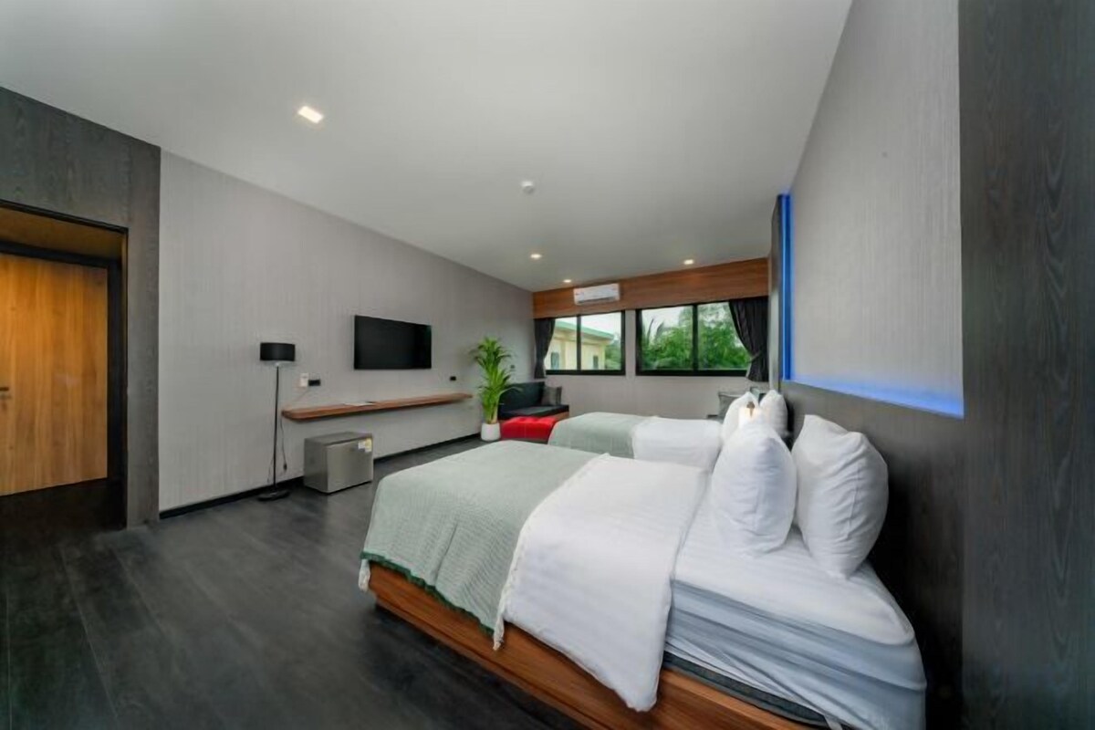 Premium bedding, minibar (free items), in-room safe, desk