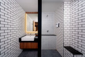 Deluxe driepersoonskamer | Badkamer | Een douche, gratis toiletartikelen, een haardroger, pantoffels